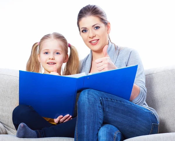 Mother reading book with daughter — Stock Photo, Image