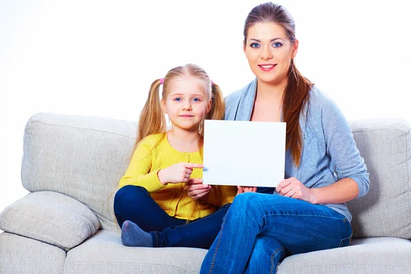 Mãe com filha segurar placa branca . — Fotografia de Stock