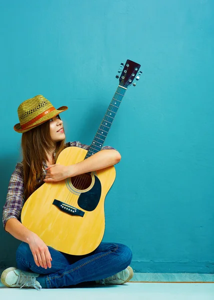 Dívka sedící s kytarou. — Stock fotografie