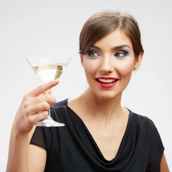 Зубастая улыбающаяся молодая женщина пьет белое вино — стоковое фото
