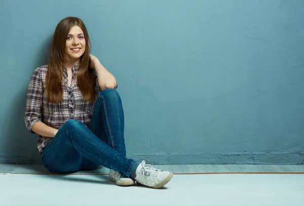 Retrato de relaxante jovem mulher — Fotografia de Stock