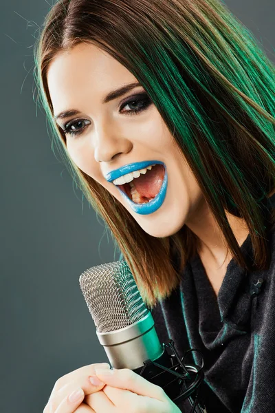 Singing woman — Stock Photo, Image