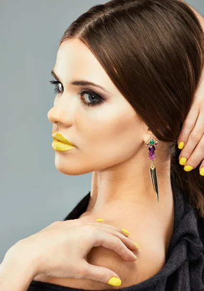 Kvinna med gula läppar — Stockfoto