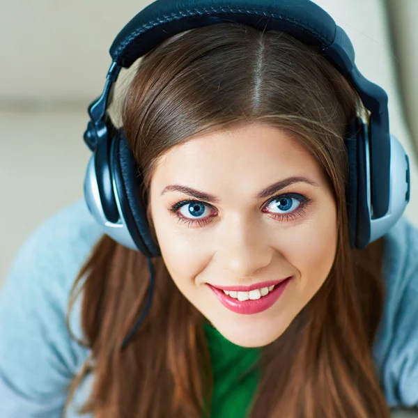 Frau hört Musik — Stockfoto