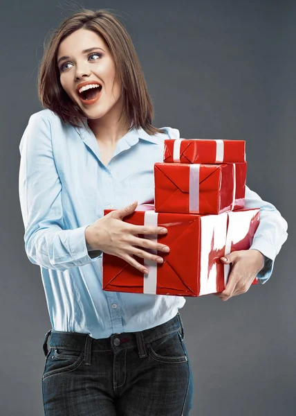 Donna detiene scatole regalo — Foto Stock