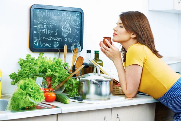 Femme cuisinière — Photo