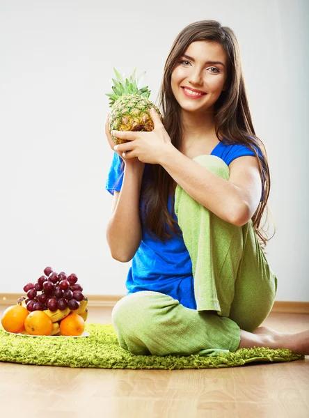 Frau mit Früchten — Stockfoto