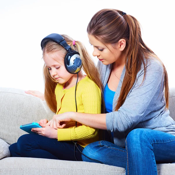 Filha aprendendo lição de casa — Fotografia de Stock