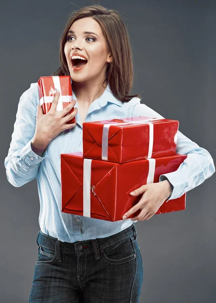 Frau hält Geschenke in Händen — Stockfoto