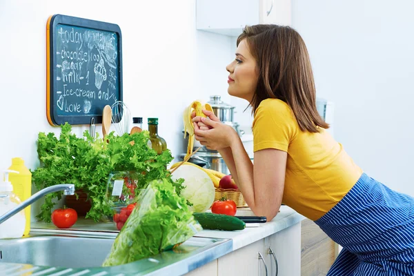 Vrouw koken — Stockfoto