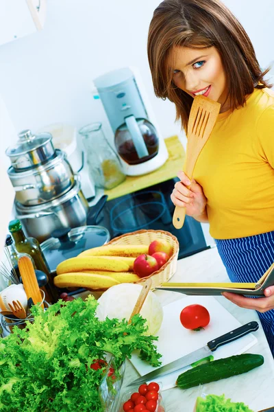 Vrouw koken — Stockfoto