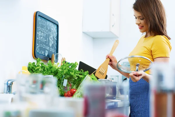 Frau kocht — Stockfoto