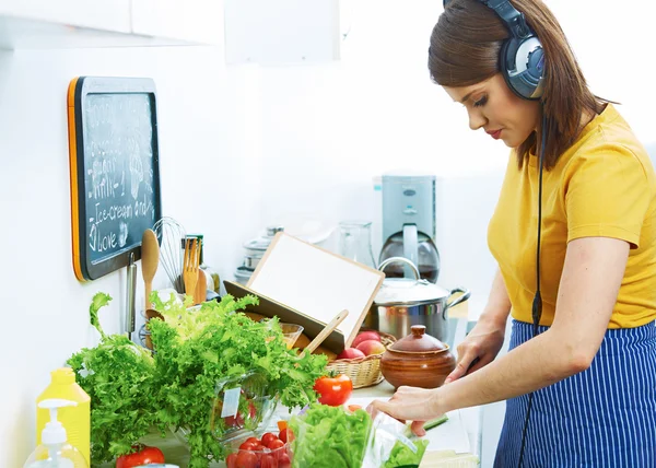 Donna cucina — Foto Stock