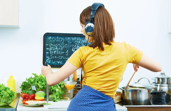Wanita memasak — Stok Foto