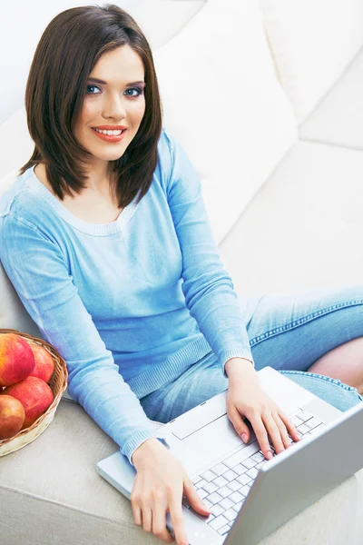 Mulher usando laptop — Fotografia de Stock