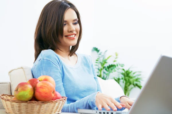 Frau benutzt Laptop — Stockfoto