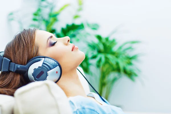 Mujer con auriculares — Foto de Stock