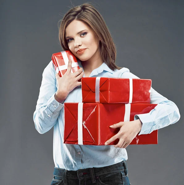 Mulher segurando caixas de presente — Fotografia de Stock