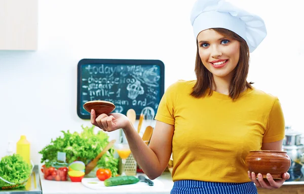 Mulher chef na cozinha — Fotografia de Stock