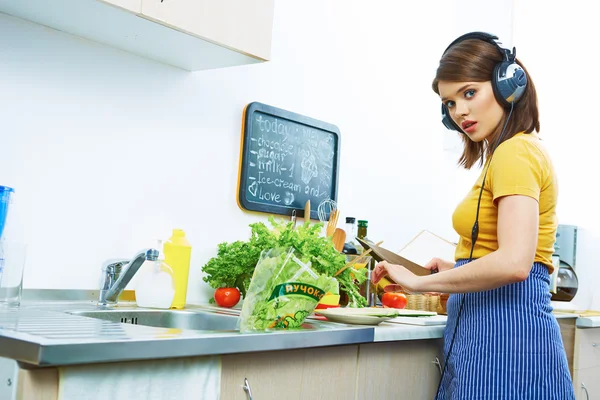 Frau in der Küche — Stockfoto