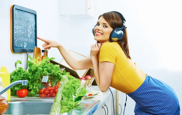 Woman in kitchen — Stock Photo, Image
