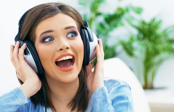 Woman listening music — Stock Photo, Image