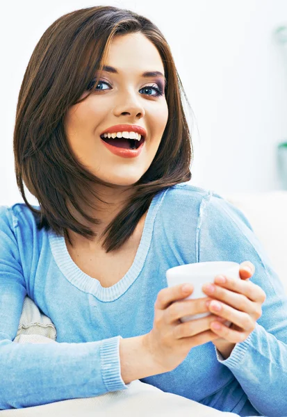 Frau trinkt Kaffee — Stockfoto