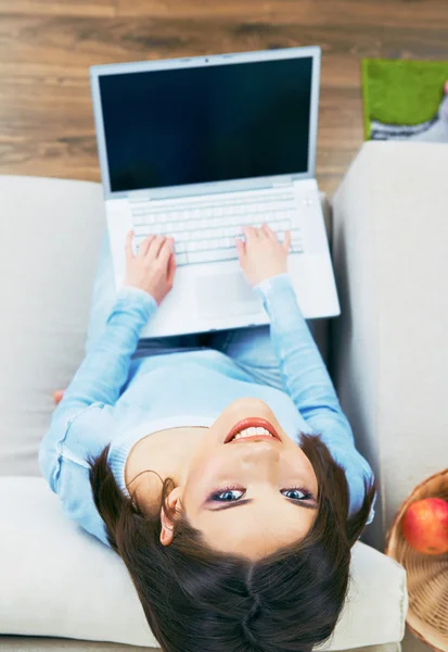 Frau mit Laptop — Stockfoto