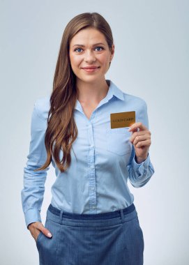 Elinde altın kredi kartı olan bir iş kadını ya da banka çalışanı. izole edilmiş resim.