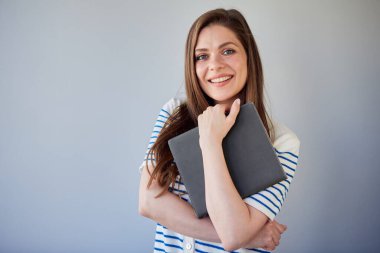 Çizgili kitapla beyaz elbiseli mutlu öğrenci kız. izole edilmiş resim.