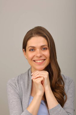 Kadın portresini kapat. Ellerine yaslanmış gülümseyen bir kadın resmi..