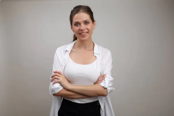 Lächelnde Frau Weißen Hemd Mit Verschränkten Armen Isoliertes Frauenporträt — Stockfoto