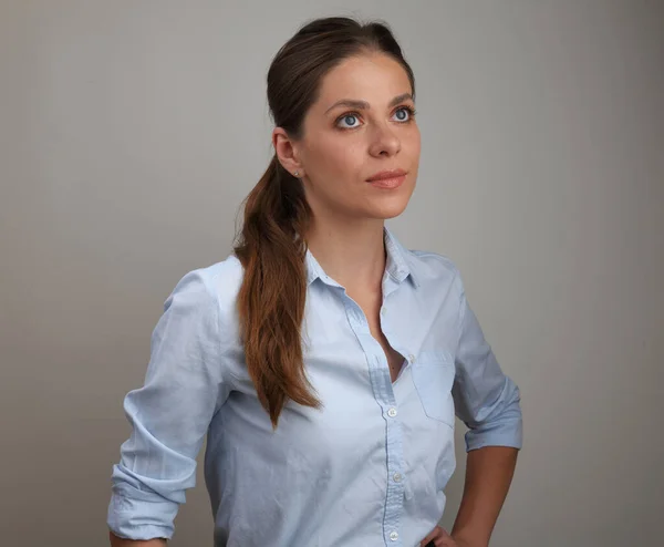 Jonge Vrouw Blauw Shirt Kijkt Weg Vrouw Geïsoleerd Portret — Stockfoto