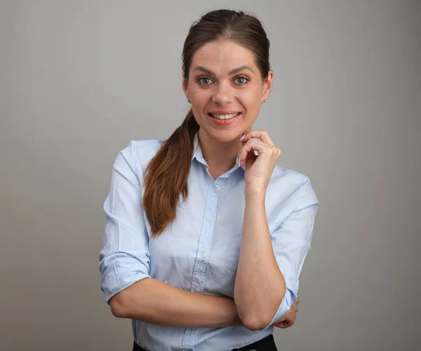 Geïsoleerd Portret Van Een Lachende Jonge Vrouw Een Blauw Shirt — Stockfoto