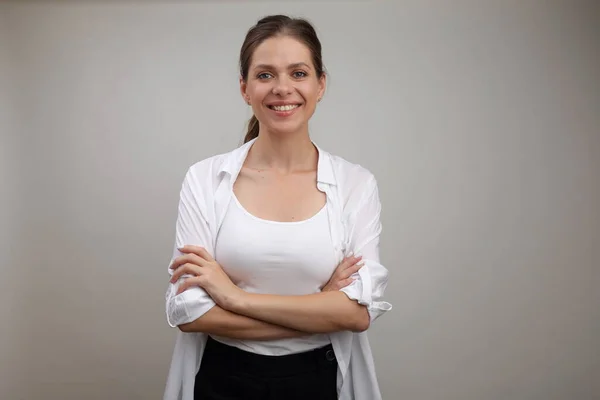 Mulher Sorridente Camisa Branca Com Braços Cruzados Retrato Feminino Isolado — Fotografia de Stock