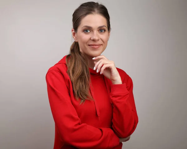 Glimlachende Vrouw Rood Hoodie Staan Geïsoleerde Grijze Achtergrond — Stockfoto