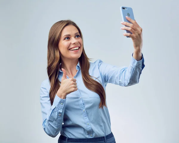 Usmívající Žena Dívá Smartphonu Ukazuje Palec Nahoru Izolovaný Studiový Portrét — Stock fotografie