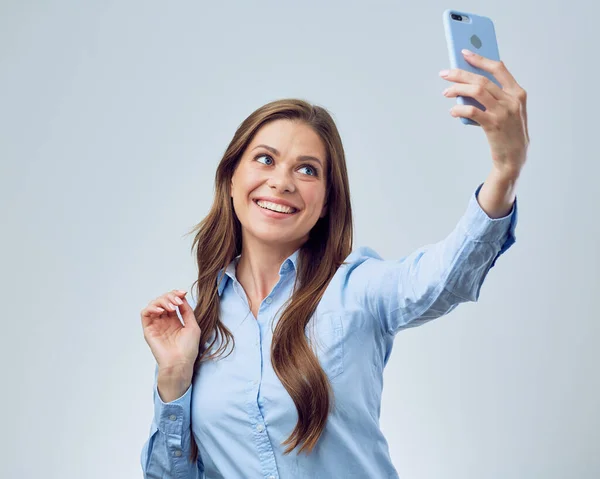 Улыбающаяся Женщина Смотрит Смартфон Изолированный Студийный Портрет — стоковое фото