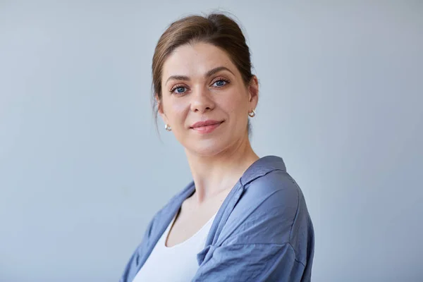 Sorrindo Mulher Vestindo Pijama Azul Cabeça Tiro Fundo Azul — Fotografia de Stock