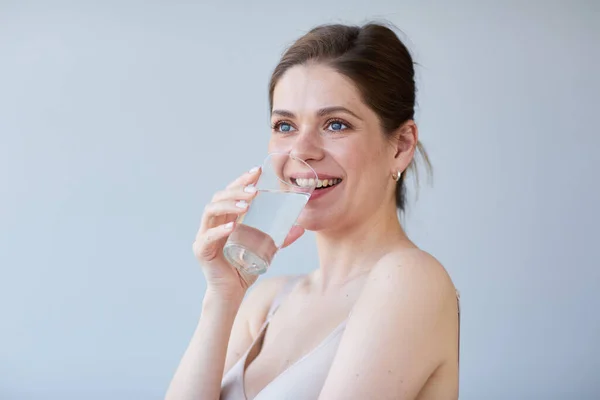 Mujer Sonriente Bebiendo Agua Con Hombros Desnudos Retrato Aislado — Foto de Stock