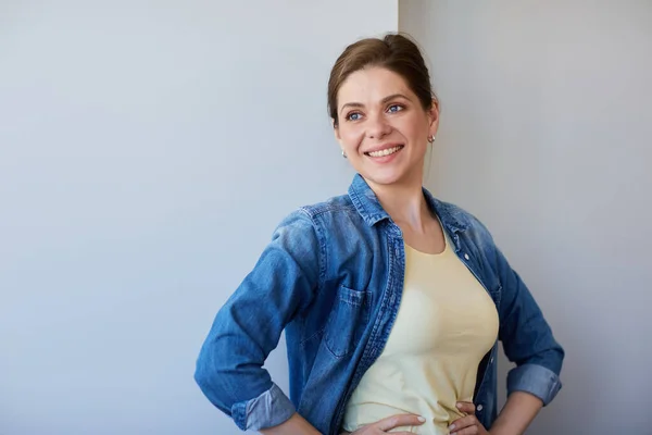 Gelukkig Lachende Vrouw Blauw Denim Shirt Denken Wegkijken — Stockfoto