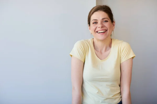 幸せな女性の孤立肖像画 歯で笑顔 — ストック写真