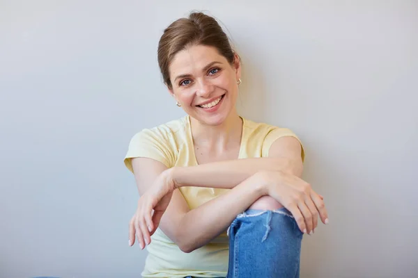 Resting Woman Sits Her Back Wall Isolated Portrait Happy Girl — Stock Photo, Image