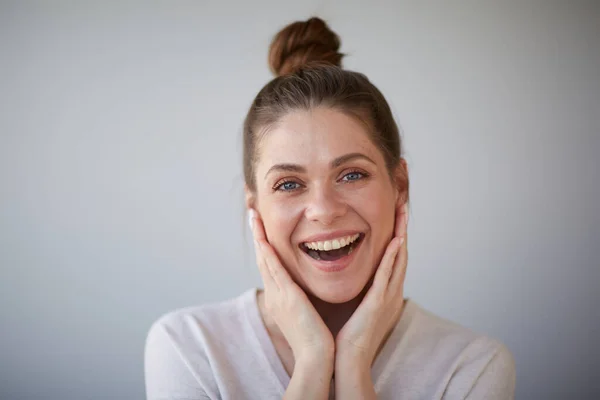 Sourire Femme Heureuse Avec Beaucoup Coupe Cheveux Toucher Visage Tête — Photo