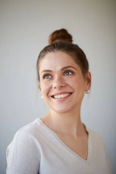 Portrait Souriant Femme Avec Peau Naturelle Une Fille Qui Lève — Photo