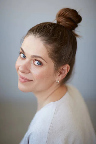 Woman Looking Shoulders Face Portrait Female Head Shot Shallow Depth — Stock Photo, Image