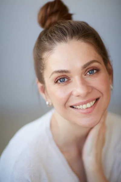 Mujer Sonriente Cerca Retrato Cara Cabeza Femenina Con Poca Profundidad — Foto de Stock