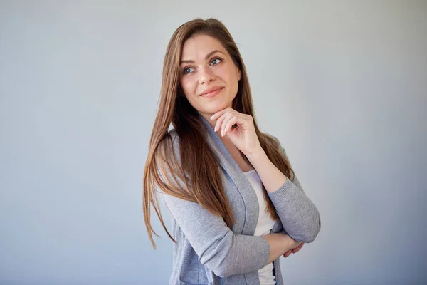 Mooie Vrouw Met Natuurlijke Huid Lang Haar Die Wegkijkt Geïsoleerd — Stockfoto