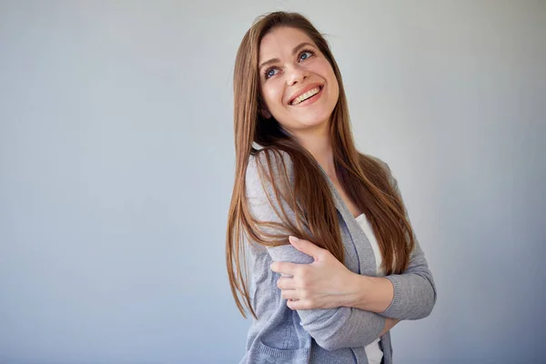 Menina Sorridente Roupas Cinzentas Casuais Com Braços Cruzados Olhando Para — Fotografia de Stock