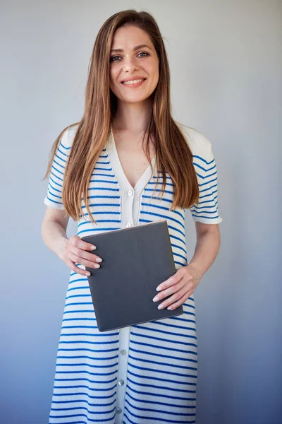 Öğrenci Kız Öğretmen Kadın Uzun Beyaz Çizgili Elbise Kitabı Giyiyor — Stok fotoğraf